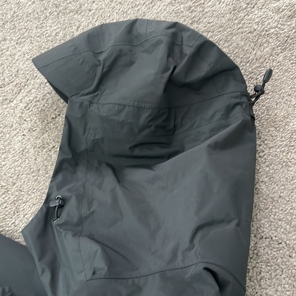 Patagonia rain Jacket - Picture 9 of 16